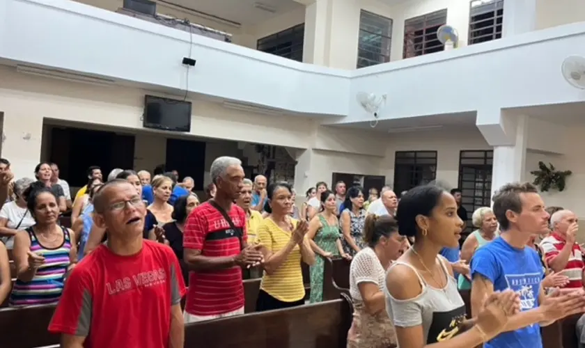 3447954032 cubanos na igreja