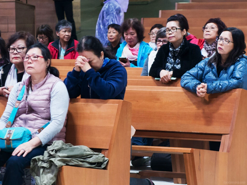 cristãos chineses acompanham missa na china 1024x767