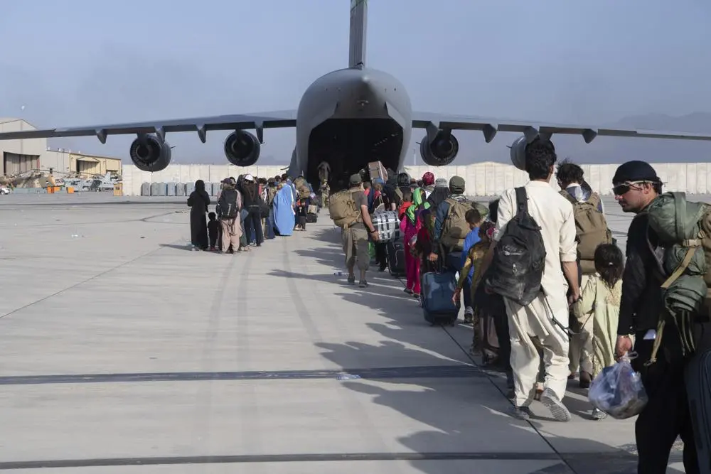 refugiados embarcam em voo no afeganistao