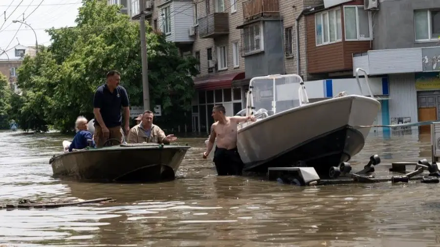 ucranianos resgatam vizinhos de area inundada em kherson apos barragem de hidreletrica ser destruida 1686146225801 v2 900x506 1