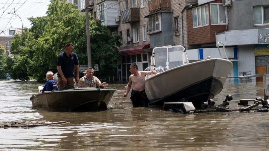 ucranianos resgatam vizinhos de area inundada em kherson apos barragem de hidreletrica ser destruida 1686146225801 v2 900x506